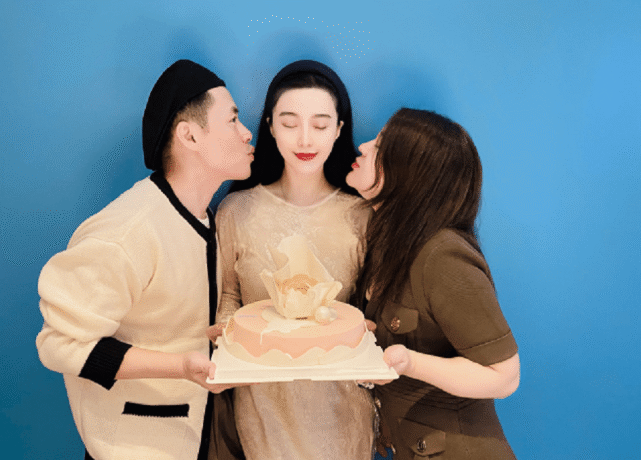 范冰冰40岁生日会太惨淡！明星好友全缺席，她穿裸色长裙美得自信