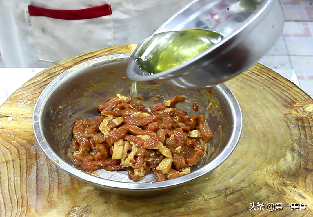 图片[6]-厨师长教你如何制作杭椒牛柳 鲜嫩多汁又入味 腌制才是关键-起舞食谱网