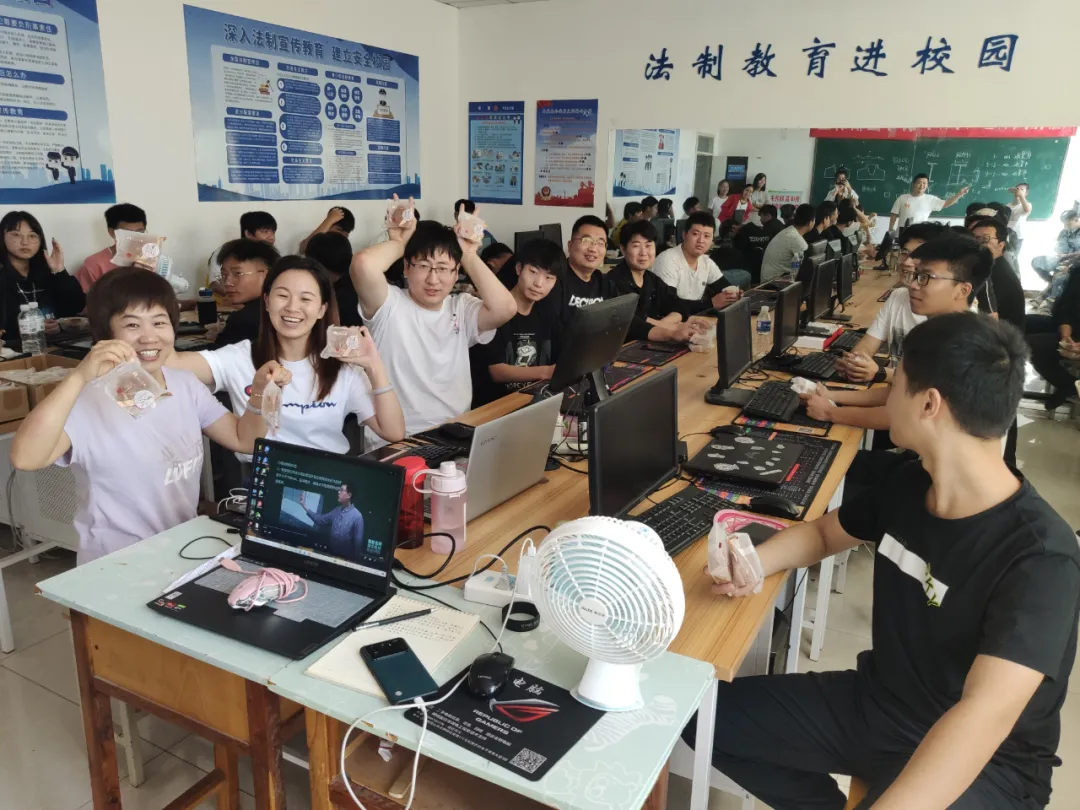 浓情中秋 爱满校园——我校为学生发放中秋月饼,送上节日祝福