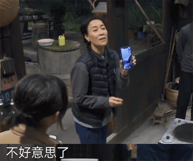 那英14岁女儿意外曝光正脸，小眼睛大鼻子像爸，高情商喊何炅哥哥