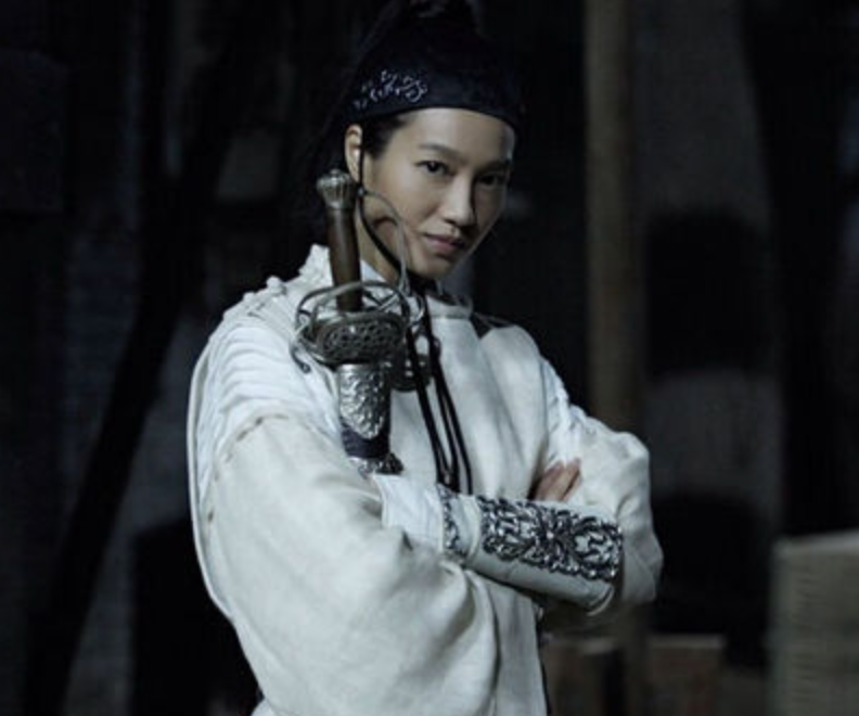 朱丹带一双儿女赶飞机，不时低头看孩子，却不见丈夫周一围的身影