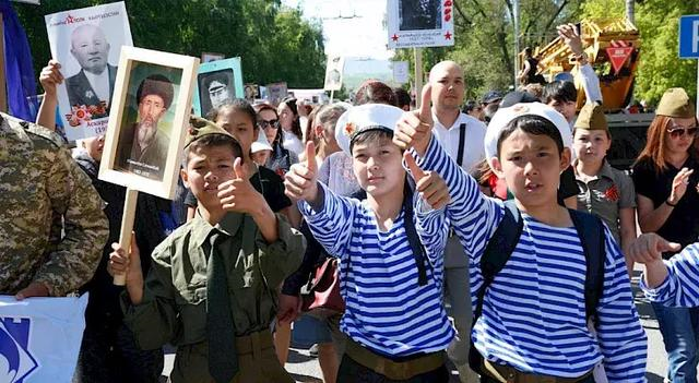 猖狂至极！纳粹分子竟敢在战争胜利日跳梁，与