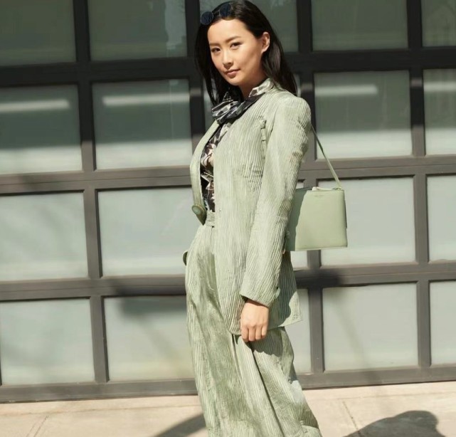 陳法拉產後三個月秀苗條身材，法籍丈夫曬甜蜜合影高調示愛