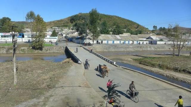 穿越朝鲜农村地区，观察农村百姓的生活