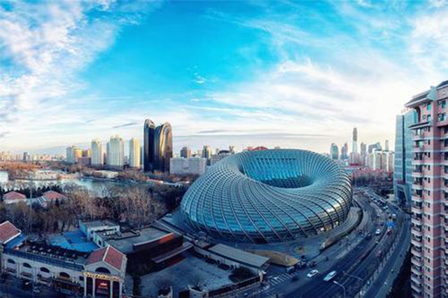妻子亲眼目睹丈夫跳楼自尽,接任公司后,花10年将60亿遗产变260亿