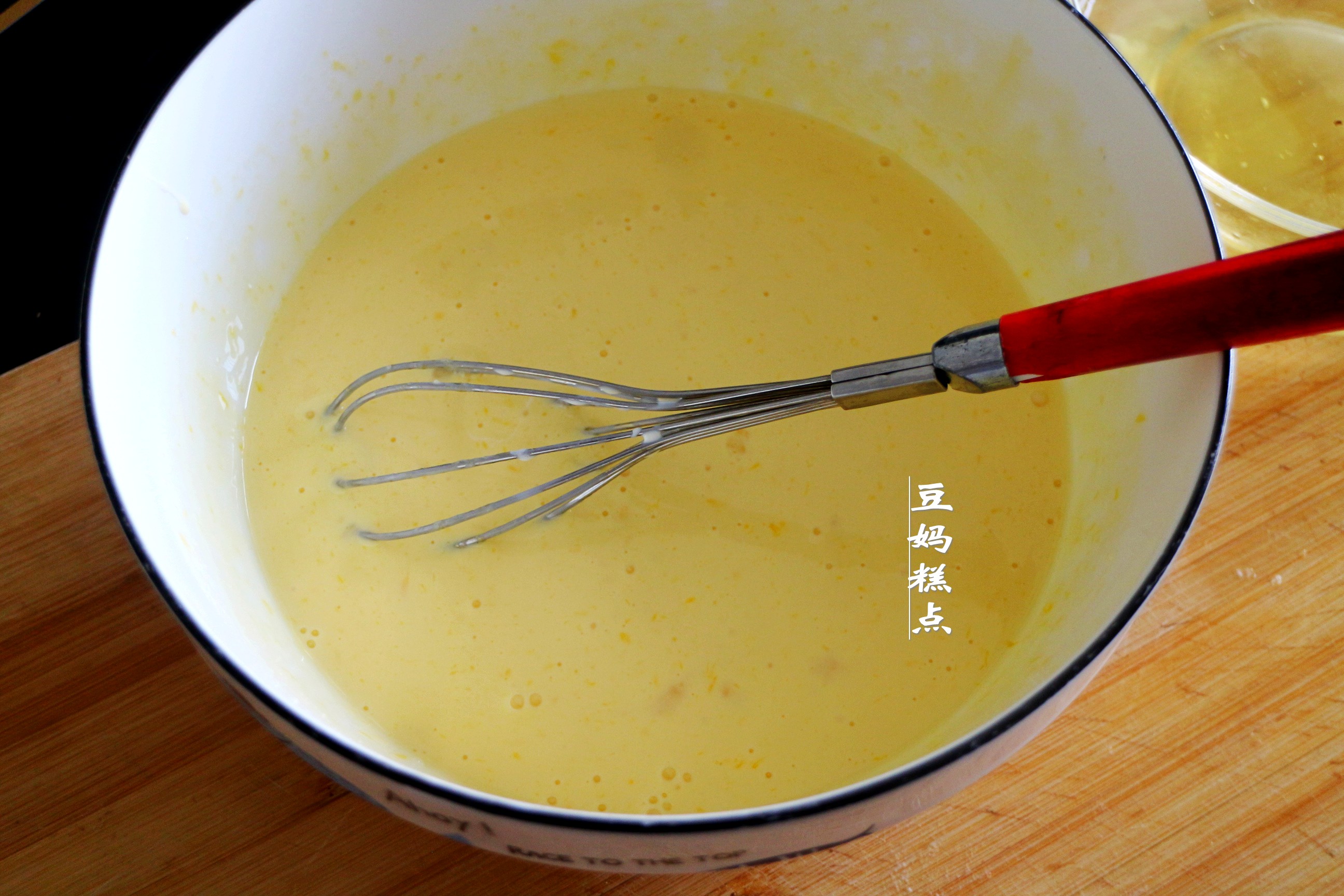 2款零难度的蛋挞液做法，几分钟做12个，又滑又嫩，完胜肯德基