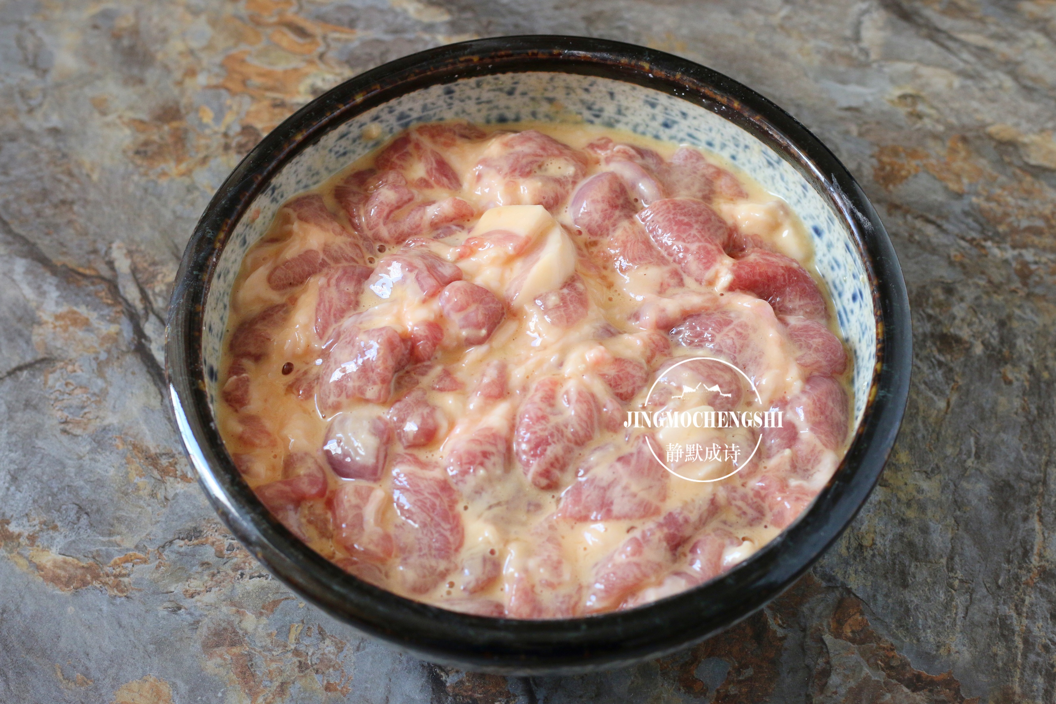 給豬肉換個做法，既香又酥，拿著吃煮湯吃都香，做一次吃好久