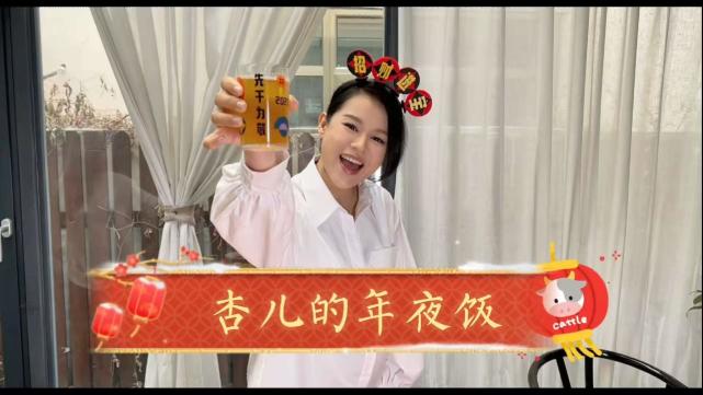 超淡定！ 胡杏兒上春晚前挺三胎孕肚做年夜飯，懷孕8月狀態超好