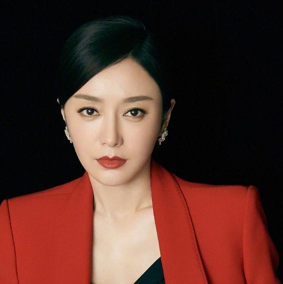 秦岚新剧太敢拍，揭露明星虚伪面，难怪她生完