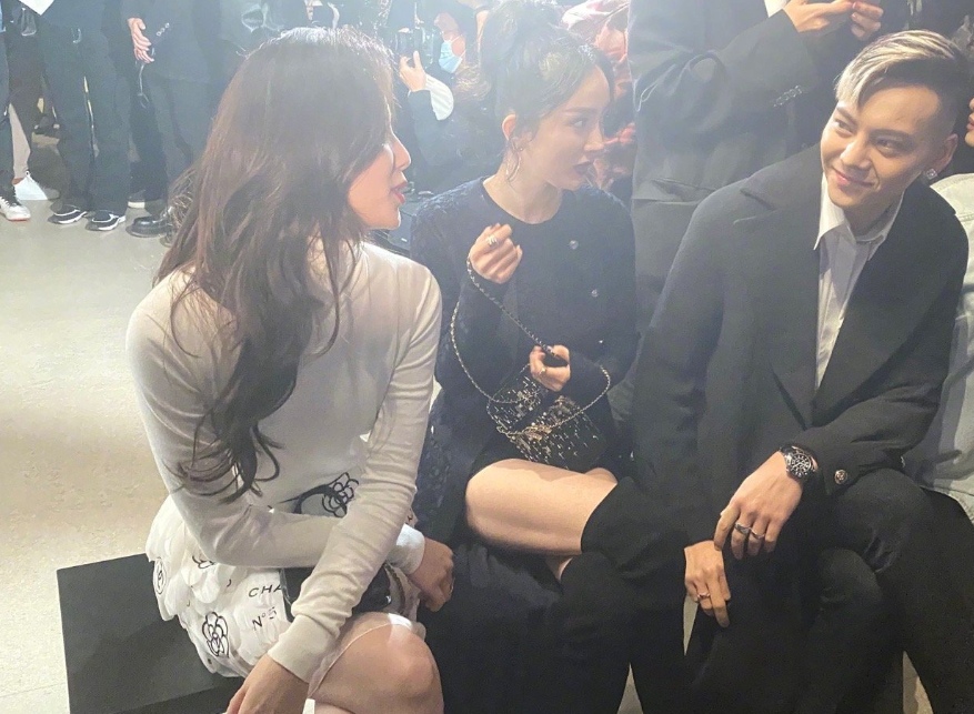 34岁杨幂现身活动，穿露脐装秀蜂腰长腿，与刘诗诗罕见同框热聊