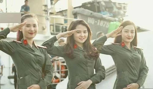 越南女兵入伍体检：什么都可以接受，唯独这一