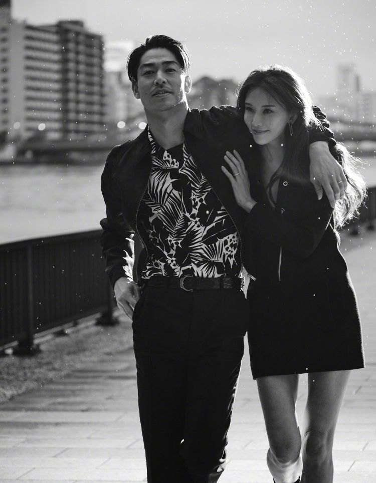 林志玲结婚2周年，携日本丈夫冒雨狂奔好欢快，穿低胸装腰身圆润