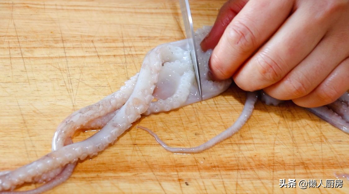 這是爆炒八爪魚的做法，水沸焯水就錯了，教你一招，吃起來不老