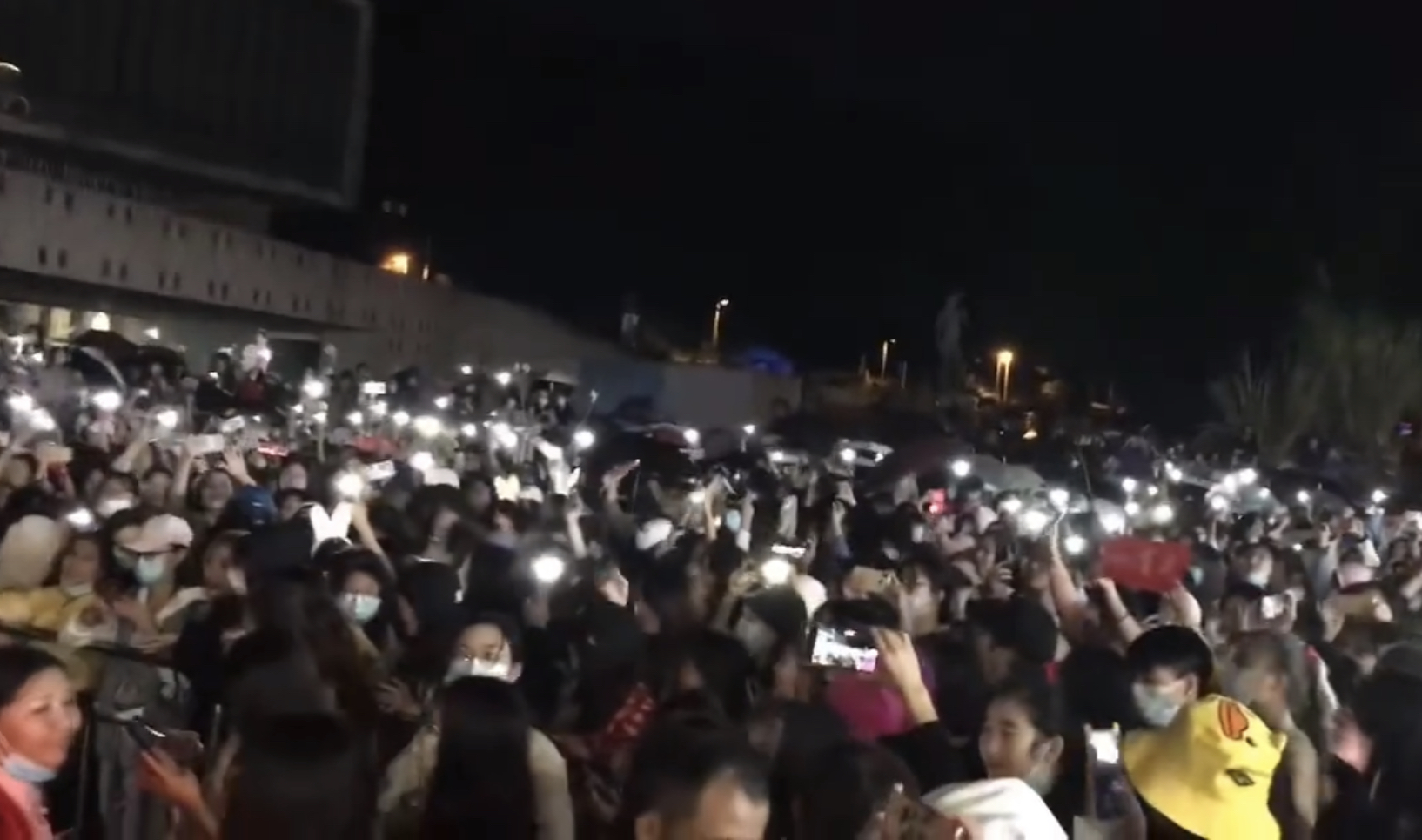 谁来保护重庆川美？明星粉丝乱涂乱画，校内学生苦不堪言