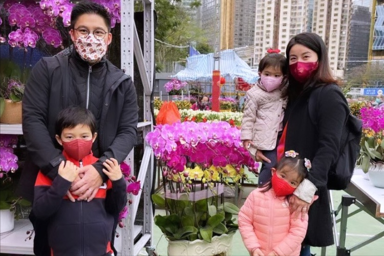 霍啟剛郭晶晶一家逛花市畫面溫馨，大兒子牽著倆妹妹超有哥哥範