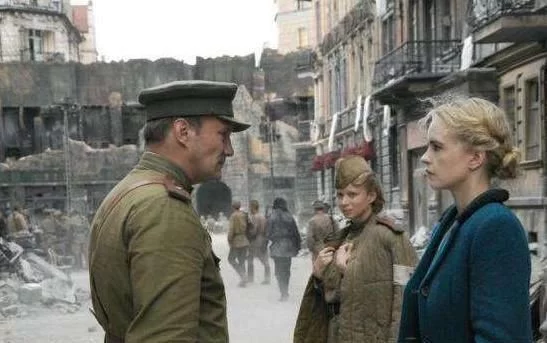 我们都知道苏军攻陷柏林后奸淫掳掠，那英美呢