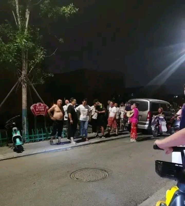 穷游小峰在开封遭杜新枝一家大打出手，这一事件凸显出3个问题