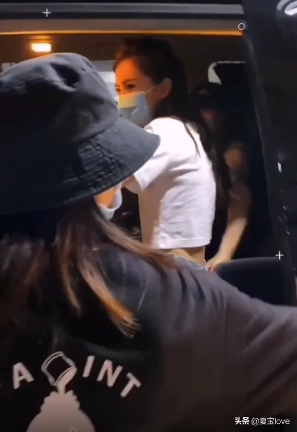 baby才是真正的芭比脸，芭比身材，路人镜头下她