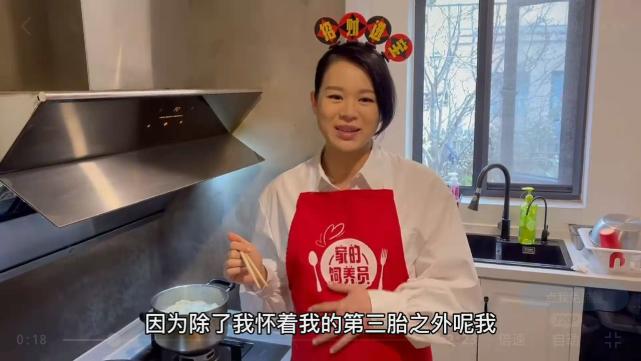 超淡定！ 胡杏兒上春晚前挺三胎孕肚做年夜飯，懷孕8月狀態超好