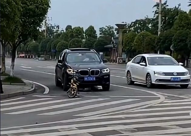 啥素质？骑共享单车挡路，还把车锁在路中间？