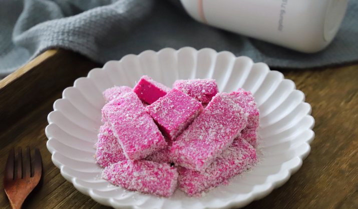 1個火龍果，1盒牛奶，教你做這個簡單的甜品，奶香濃郁入口即化