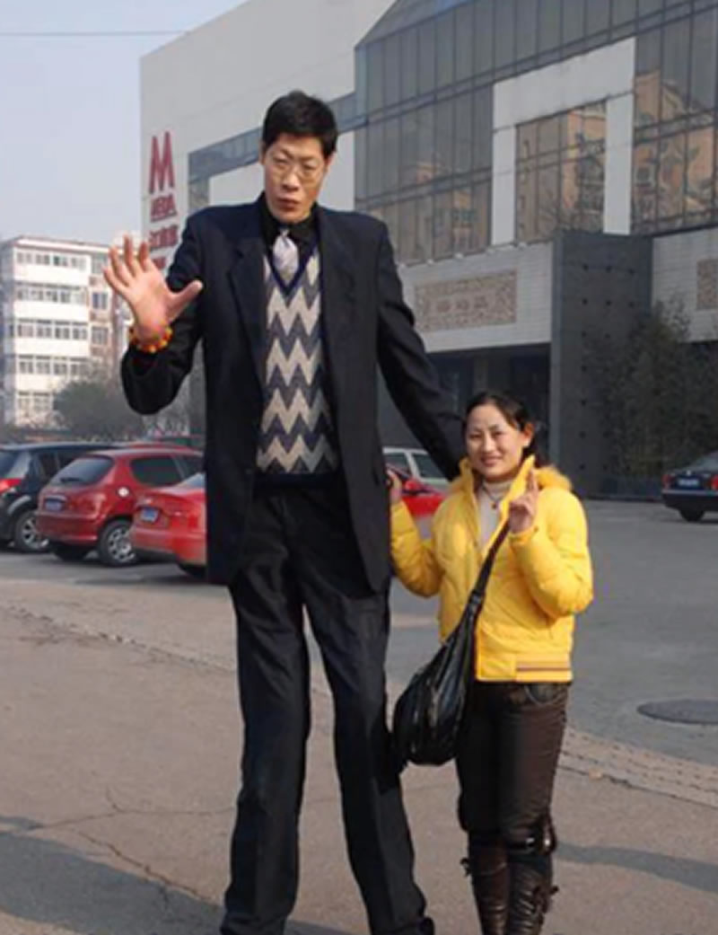 Asia's No. 1 Giant Zhang Juncai: 2.42 meters tall, half a head taller ...