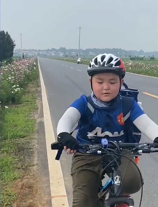 湖北8岁男孩三天骑行150公里，去外公家过暑假，父亲：孩子哭过但没放弃-第3张图片-大千世界