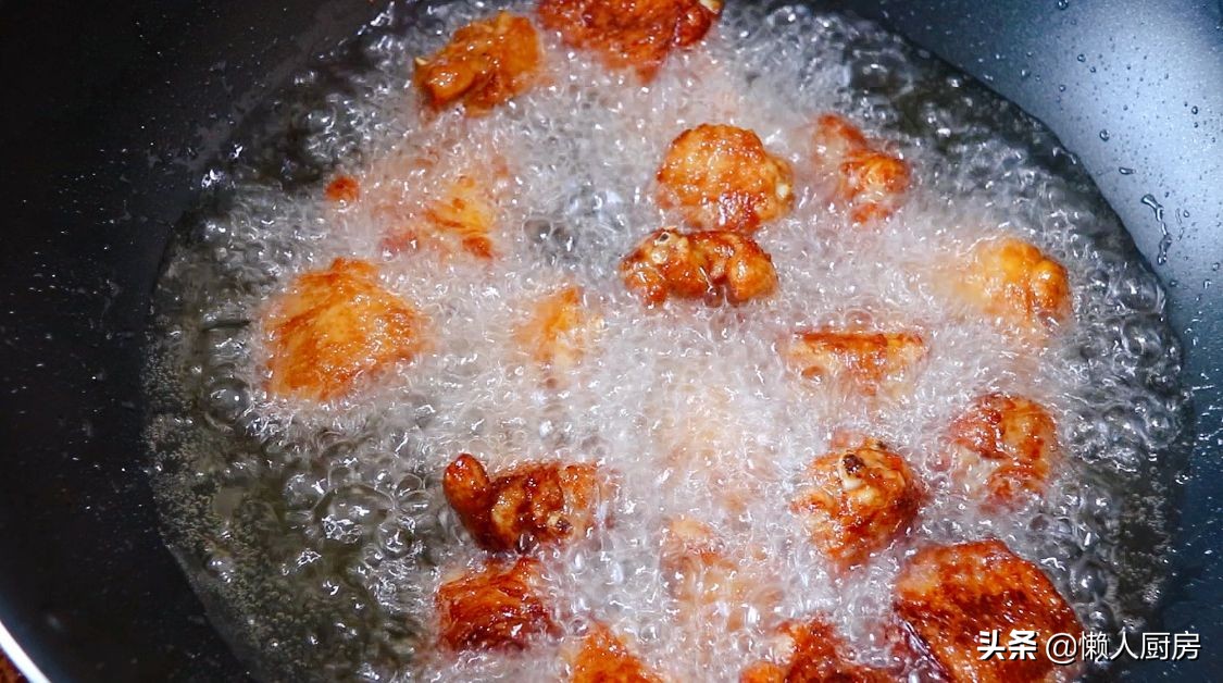 鸡翅不用加水，放入砂锅焗，淋上一点白酒去腥增香