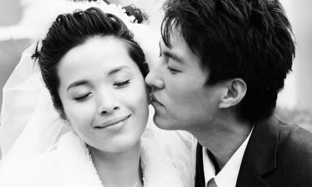 靳东：两次爱上离婚妇女，不顾家人反对娶了二