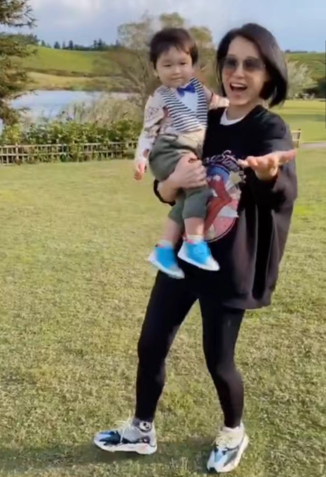 胡杏兒老公曬小兒子近照，李奕霖胖成小肉球，眼神無辜大眼呆萌