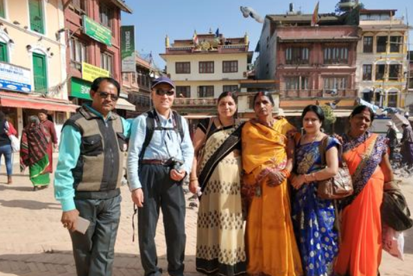 赴印度旅游遭遇\"封城\"，4男2女混居山洞