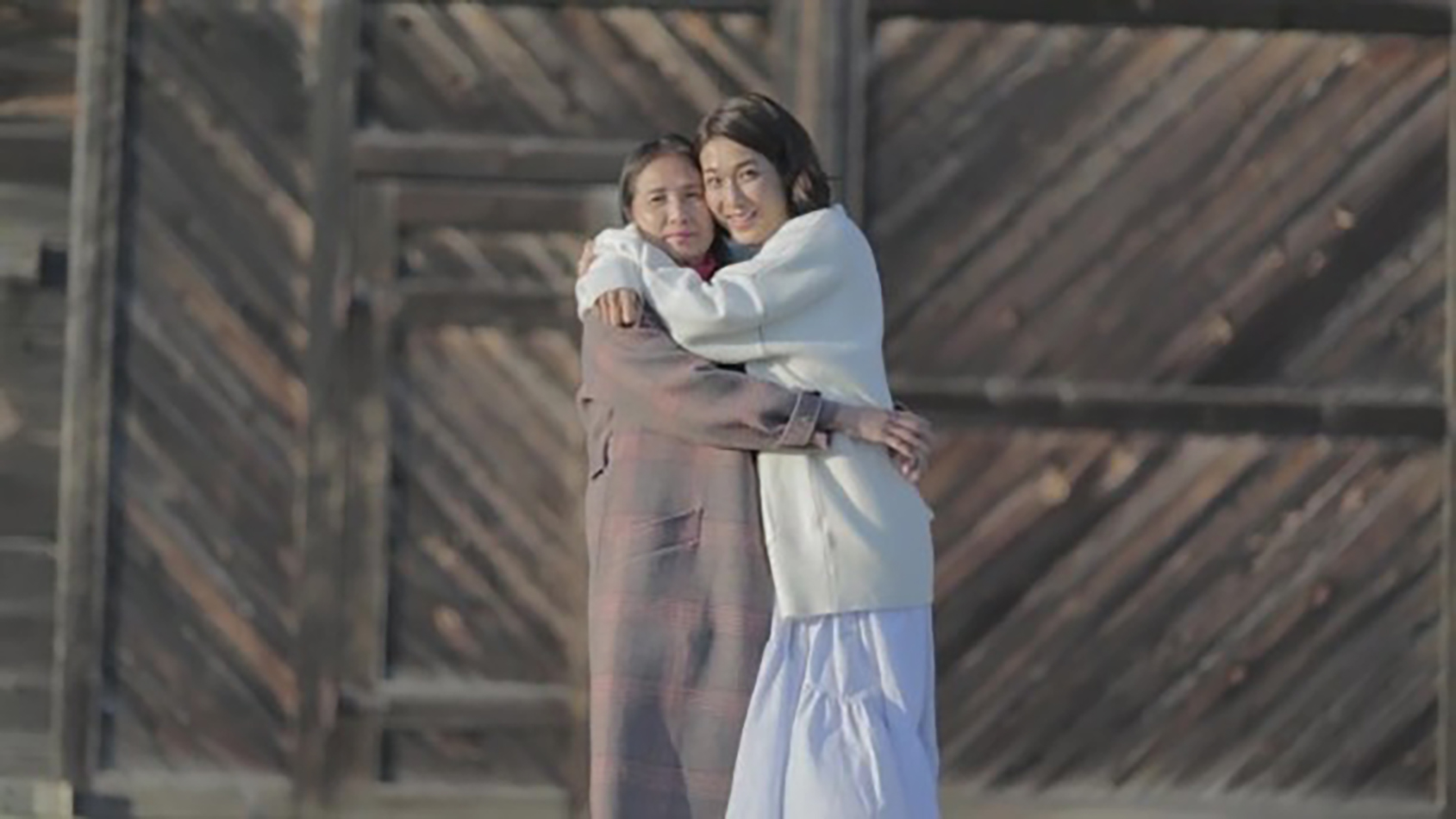 鍾嘉欣拍母親節MV，父母老公子女出鏡，三代同堂牽手散步溫馨感人