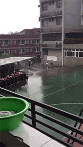 搞笑gif神评：看见你掉下去我就放心了