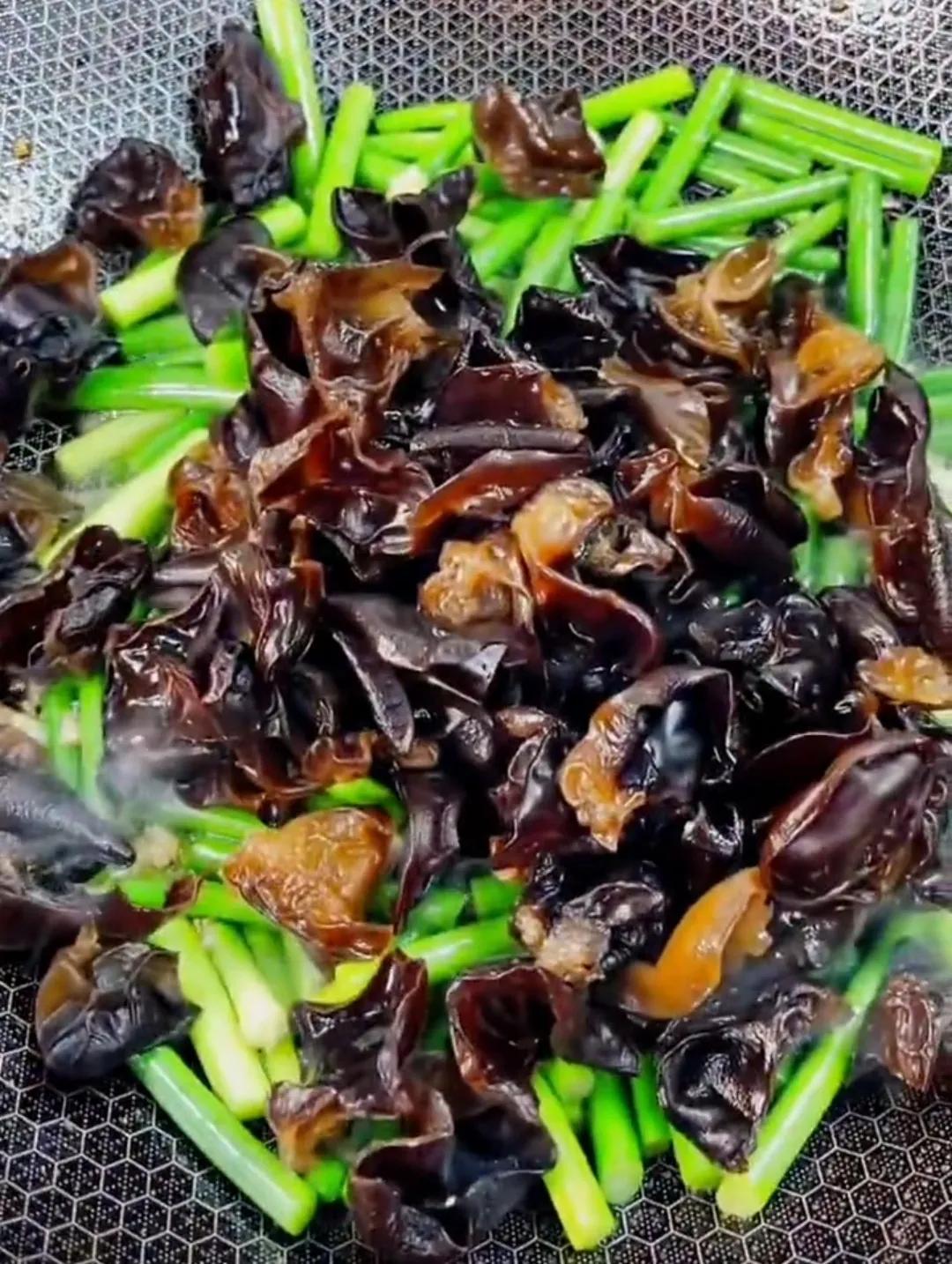 Today's food, fried fungus and eggs with garlic moss, is always ...