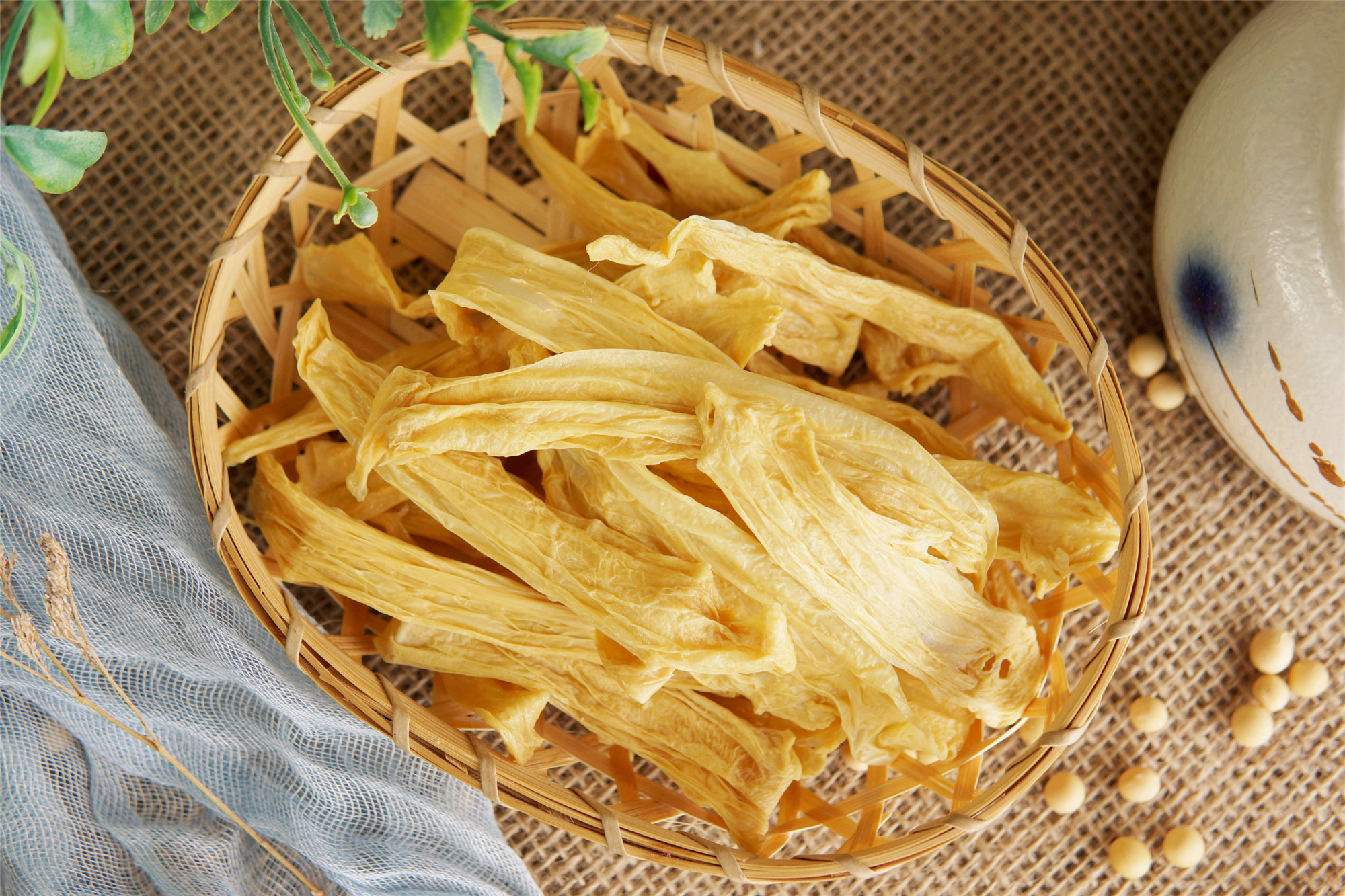 1斤黄豆，1口锅，在家自制腐竹，味道香又筋道，大人孩子放心吃