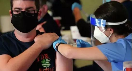 新年的曙光：全欧开打新冠疫苗，希腊领导人率先接种