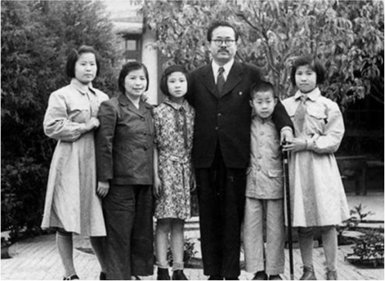 1949年建国大典，毛主席携任弼时长女任远志登天安门，代其父位置