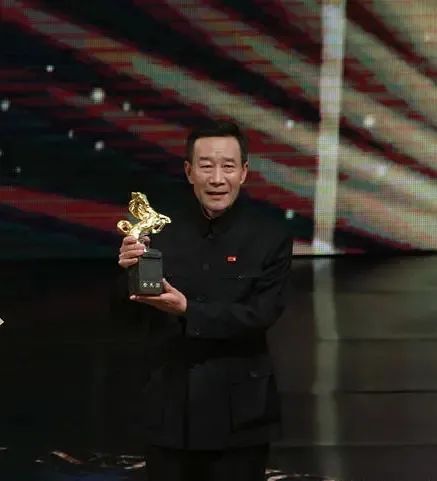 演得太像林彪，劉少奇夫人拒絕握手，這樣逼真的表演，他不止一次