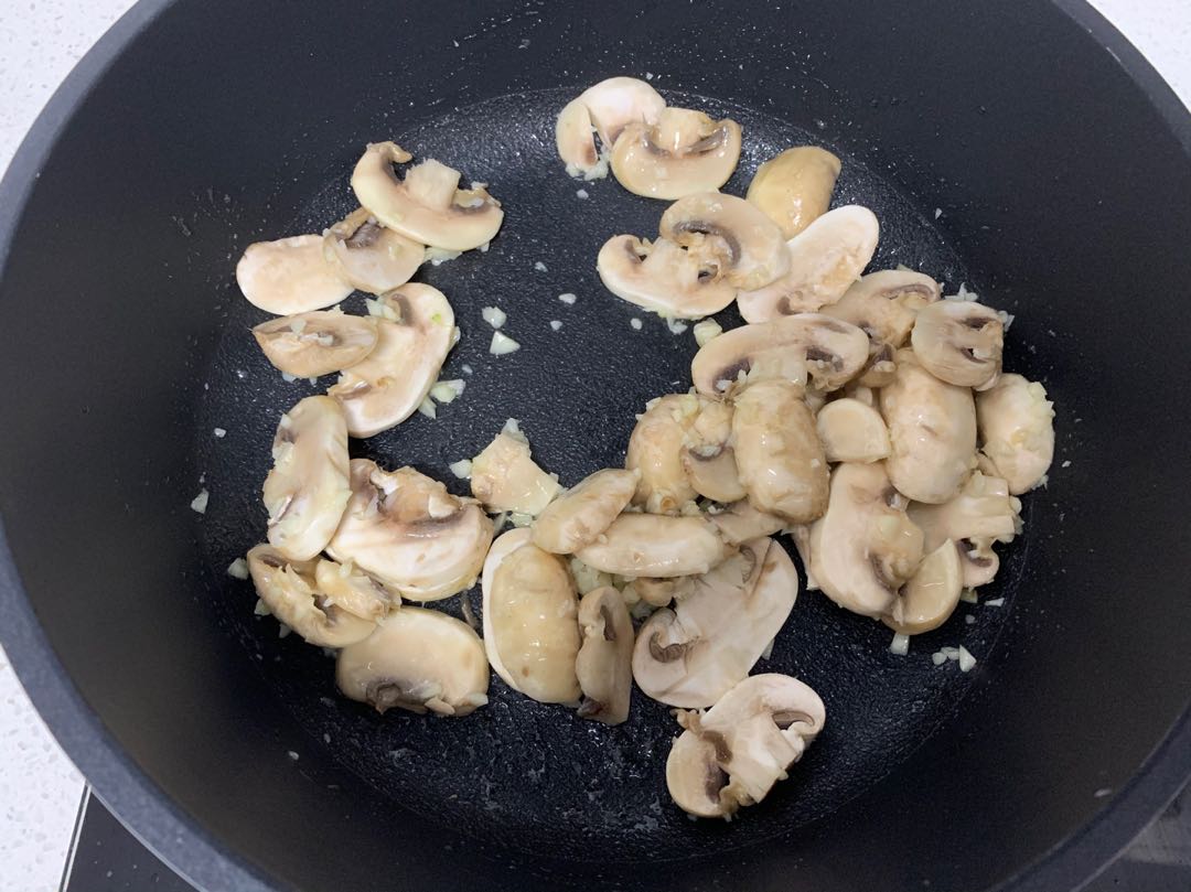图片[9]-奶香三文鱼蘑菇汤做法步骤图 适合孩子吃 肉嫩刺少-起舞食谱网