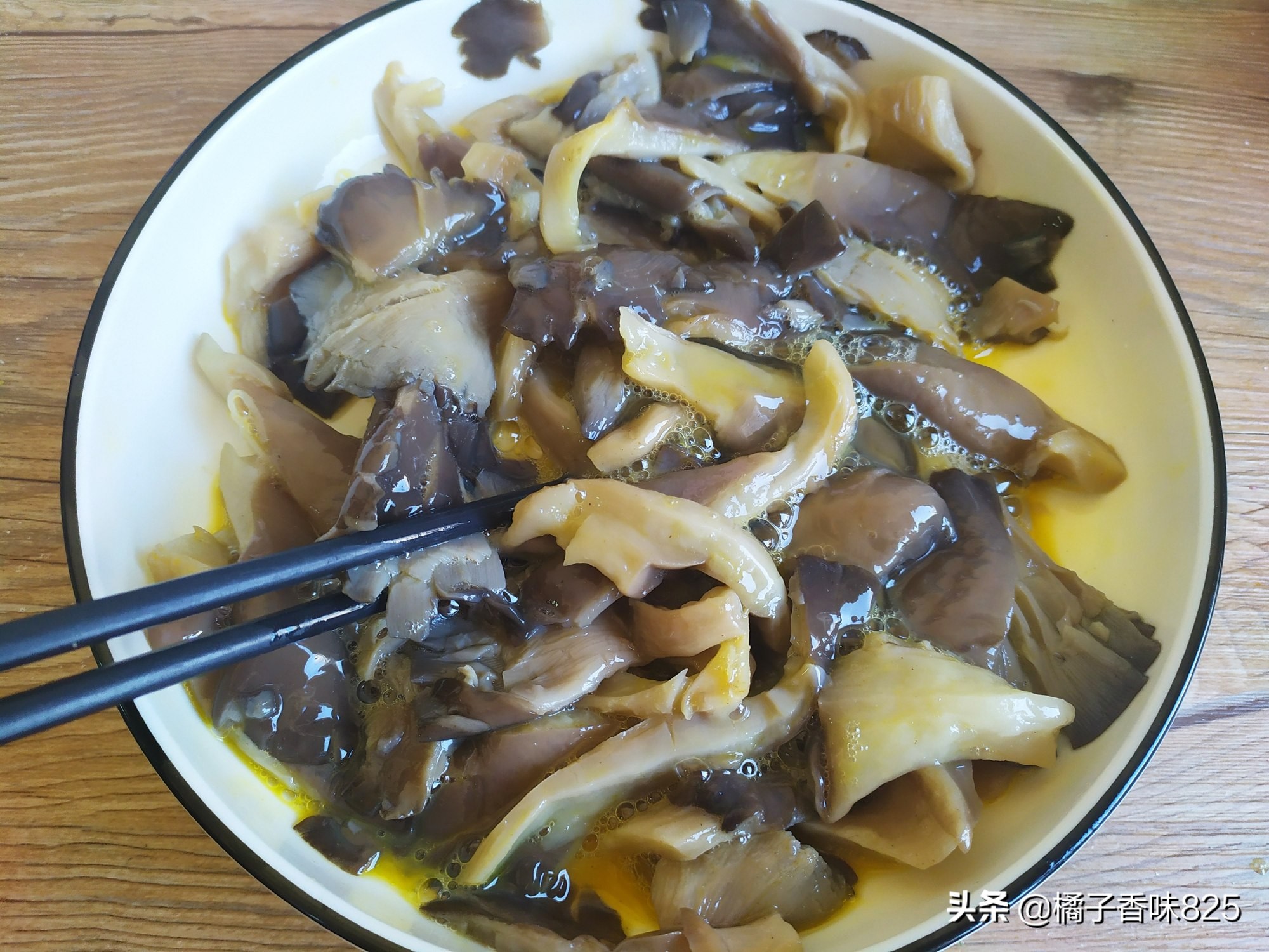 This mushroom is three or four yuan a catty, and every family can afford it. It is crispy on the outside and tender on the inside. You can cook this mushroom every three to five.
