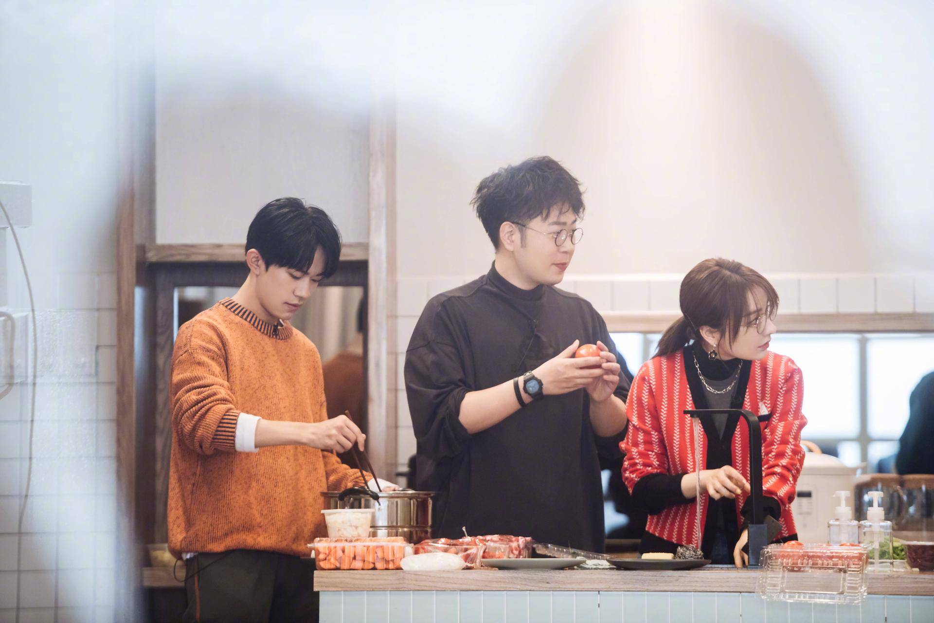 吴昕沈梦辰官宣《浪姐》后，杜海涛发文打气，却因配图顺序引争议