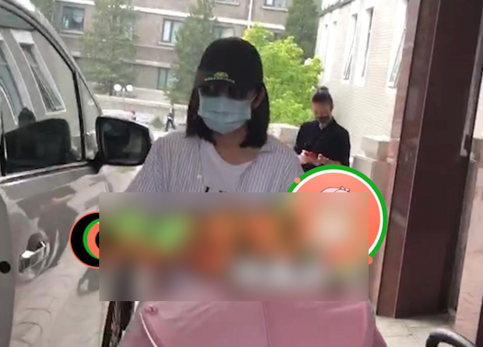 唐艺昕产后出院！张若昀手抱孩子现场派发红包