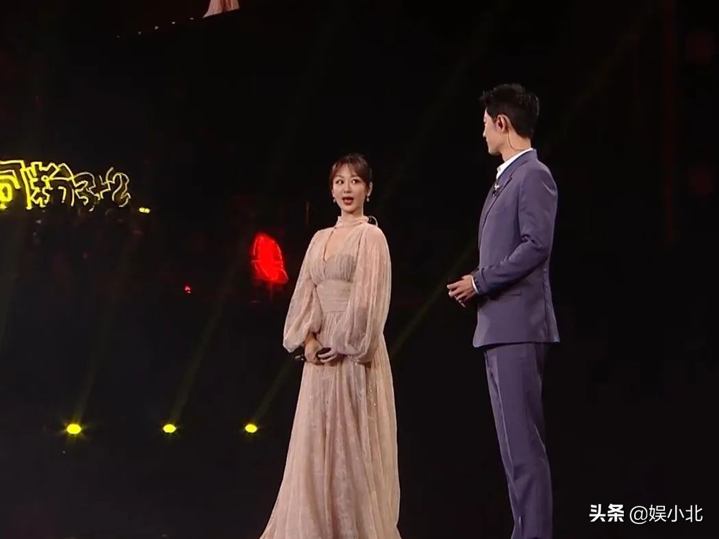 De Yunnan group appears on the stage to receive award, be born forcedly however unripe become group of mouth cross talk, fine number starlight enjoys interesting moment greatly