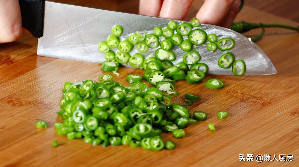 雞蛋和辣椒一起炒，比加了麵粉的雞蛋餅好吃，不用為先炒哪個犯愁