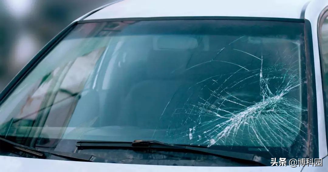 当汽车挡风玻璃出现裂缝时，在上面钻一个洞，就能阻止裂缝扩散