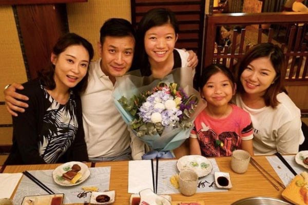 恭喜！ 楊怡姐姐楊卓娜今年結婚，生女11年未註冊，對繼女像親生