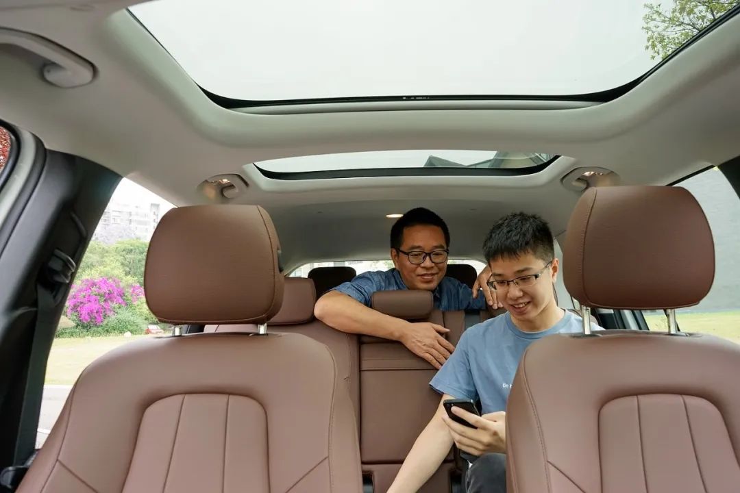30多万+7座SUV+奔驰，GLB胜在同级“唯一性”|试驾
