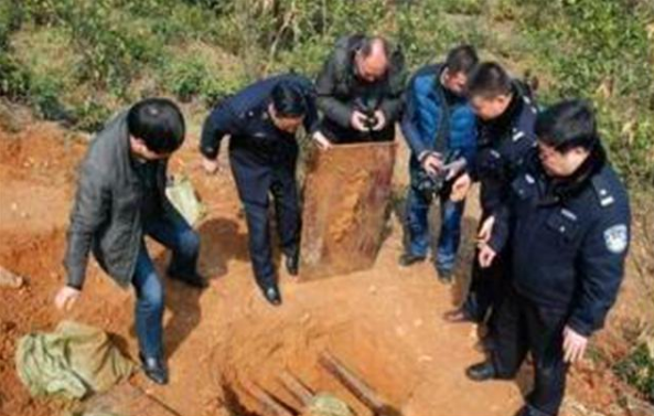 湖北老农家里祖坟冒青烟，专家立刻挖开检查，