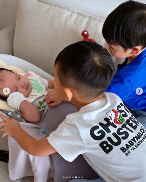 胡杏儿老公晒大儿子和李璨琛女儿牵手照，奕霆仔表情搞怪太萌了