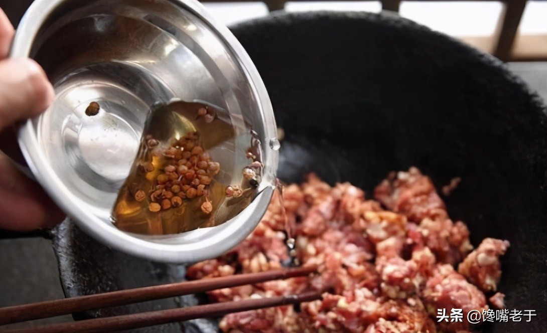 拌饺子馅时，先放油还是盐？一步错步步错，难怪饺子不鲜又难吃